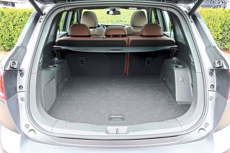 Der großzügige Kofferraum gibt den Blick frei auf die im Verhältnis 60:40 teilbare Rücksitzbank. (Bild: Wehner / »kfz-betrieb«)
