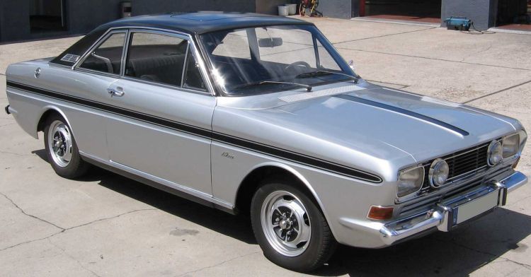 Der 15M RS wurde ab März 1968 als zwei- oder viertürige Limousine und als Coupé ausschließlich mit Mittelschaltung angeboten. Die RS-Modelle der ersten Serie gab es ausschließlich in Silbergraumetallic und Rot. (Gemeinfrei)