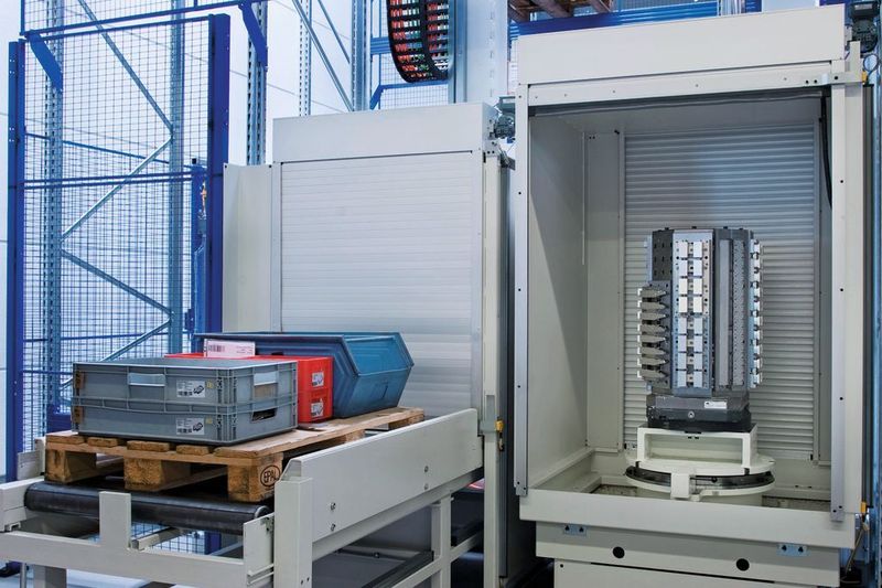 Bild 3: Die Materialstation (links) befindet sich direkt neben dem Rüstplatz für das Fräs-Bearbeitungszentrum.  (Bild: Schuler)