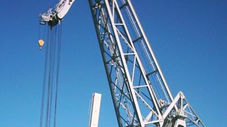 Gefährliche Neigungen, etwa an Kranauslegern, lassen sich mit mechatronischen Neigungsschaltern überwachen – und wieder automatisch rückstellen. (GeorgHH (Public domain), Wikimedia Commons)