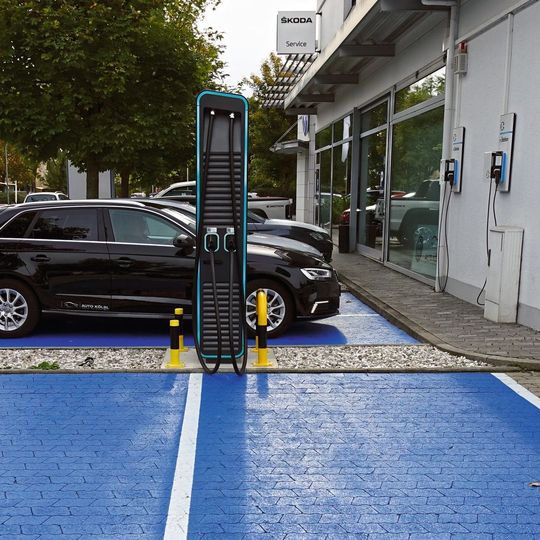 Viele Händler sind aktuell dabei, ihre Betriebe mit Ladesäulen auszustatten.(Bild:  Schreiner/»kfz-betrieb«)