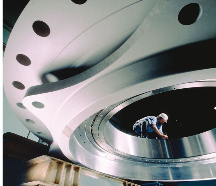 Montage der FAG Pendelrollenlager für das Millennium Wheel in London. (Archiv: Vogel Business Media)