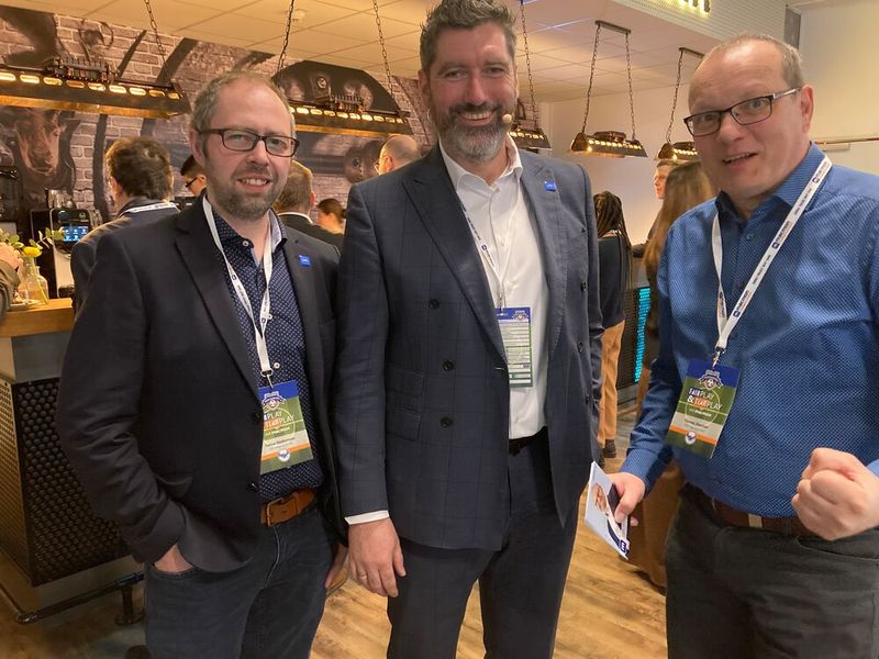 Tobias Waltemode (l., IOK) und Thomas Drechsel (r., DMN Solutions) sind immer gerne in Berlin zum Erfahrungsaustausch mit Stephan Nolden (Head of Partnermanagement, Macmon Secure). Gemeinsam will man an die Erfolge aus 2022 anknüpfen und mit dem Thema Netzwerk-Sicherheit weiter wachsen. (Bild: Macmon Secure)
