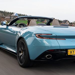 In nur 14 Sekunden faltet sich das Dach in ein 26 Zentimeter flaches Paket ins Heck.(Bild:  Marcus Werner)