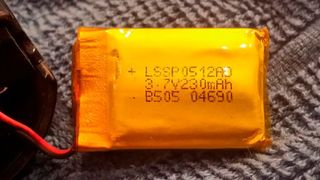 Billig hergestellte Lithium-Ionen- oder Lithium-Polymer-Akkupacks bergen Risiken. Eine wichtige Vorsichtsmaßnahme ist es, Tiefenentladungen zu vermeiden. Solche tiefenentladenen Akkus sollten nicht wieder aufgeladen werden.  (Bild: gemeinfrei)