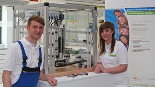 Die Auszubildenden Steve Tschierschwitz (Werkzeugmechaniker Fachrichtung Stanz-Biegewerkzeuge) und Michelle Brückner (Technische Produktdesignerin Fachrichtung Maschinen- und Anlagenkonstruktion) präsentieren ihr Modell eines Regalsystems, das bei den World Skills die verschiedenen Wago-Produkte und ihre Einsatzgebiete veranschaulicht. (Wago)