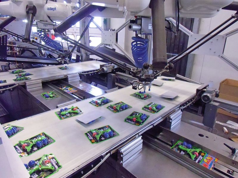 Bild 4: Mit dem Vakuumsauger nimmt der Roboter das Gimmick vom Zuführband auf. (Bild: Adept)