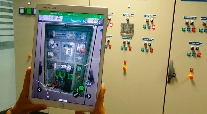 Diagnose aller Komponenten durch virtuelles Öffnen des Schaltschranks im laufenden Betrieb. (Schneider Electric)