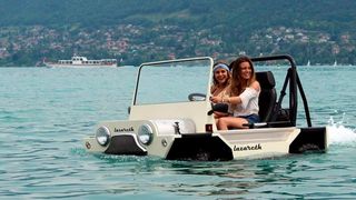 Dieses Mal geht es nicht um Leistung: Der französische Auto- und Motorradtuner Ludovic Lazareth hat dem Mini Moke das Schwimmen beigebracht. (Bild: Lazareth)