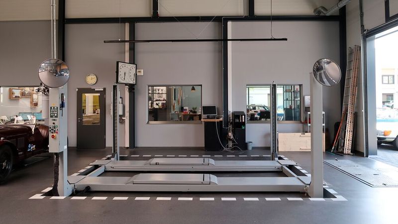 Werkstattausrüstung ist für Klaus Hagenlocher ein wichtiges Thema. Wie diese Vier-Säulen-Hebebühne mit Fahrflächen muss sie sich sowohl für moderne als auch für historische Fahrzeuge eignen. (Bild: Diehl – VCG)