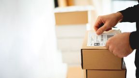 Das Besondere bei Linerless Plus: Der eingesetzte mehrschichtige Haftkleber aus der Herma-Entwicklung ermöglicht einen vollflächigen Klebstoffauftrag. (Bild: © Stock Rocket - stock.adobe.com)