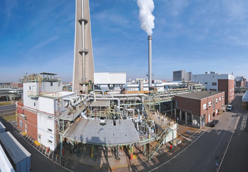 Die Leverkusener Sonderabfallverbrennungsanlage nutzt seit 2010 auch die Wärme aus der Rauchgasreinigung. Ein Wärmetauscher überträgt die Energie in das für die Dampferzeugung vorgesehene Wasser. Somit wird weniger Energie bis zum Verdampfen des Kesselspeisewassers benötigt. Dies spart jährliche Kosten und 3.750 t CO2. (Bild: Currenta)