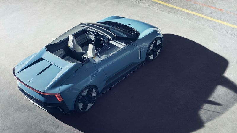 Die Drohne verbirgt sich hinter den Rücksitzen, vor Blicken und dem Fahrtwind geschützt.  (Polestar)