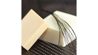 Die beiden hier gezeigten Schaumteile enthalten einen Anteil von recycliertem Material. (Bild: Fraunhofer-PYCO)