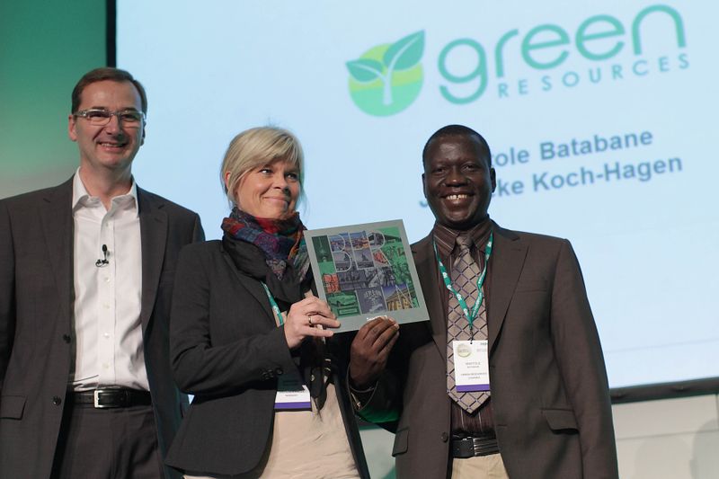 Am Mittwoch gab Sage die Nachricht über seinen 4.000sten Kunden bekannt, das norwegische Aufforstungsunternehmen Green Resources. Anatole Batanane aus Uganda und Jannicke Koch-Hagen aus Norwegen nahmen ein Dankeschön entgegen. (Sage)