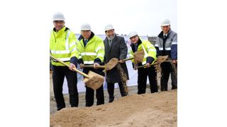 Dr. Matthias Steiner (Geschäftsführer Momentive), Rich Owins (Leiter Geschäftsbereich Silane, Momentive), Bernhard Marewski (Bürgermeister Leverkusen), Jack Boss (CEO, Momentive), Dr. Ernst Grigat (Chempark-Leiter) (v.l.) beim Spatenstich für die neue NXT Silane Anlage von Momentive in Leverkusen. (Momentive/Business Wire)