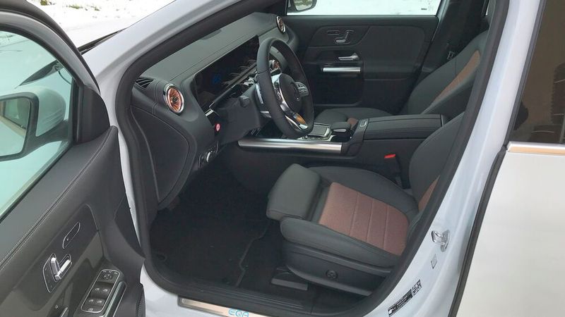 2. Der Innenraum: Die Sitzflächen des EQA fallen etwas schmal aus, aber weil die Seitenwangen niedrig sind, stört das nicht. Seitenhalt ist nicht die oberste Priorität, aber die Langstreckenqualität geht in Ordnung. (Bild: Rosenow – »kfz-betrieb«)