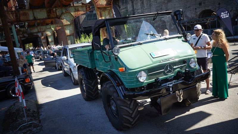 Auch Nutzfahrzeuge von Mercedes-Benz bzw. der Mercedes-Benz-Marke Setra sind willkommen. In diesem Jahr präsentiert die Marken unter anderem den Setra S 208 H, der 1979 vorgestellt wurde und den Einstieg in das Segment der kompakten Reisebusse der neuen Baureihe 200 markierte. Als einer der ersten modernen „Clubbusse“ verband er Kompaktheit mit Komfort und bewies, dass auch kleinere Reisebusse hohe Ansprüche erfüllen können. Heute ist er vor allem unter Liebhabern und Sammlern ein geschätztes Stück Busgeschichte.  (Bild: Schöne Sterne)