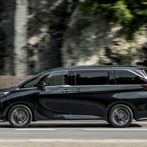 Mit 5,13 Meter ist der Lexus LM ein auffällig großes Auto.(Bild:  Lexus)