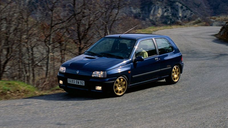 Zu den furiosen Kraftzwergen im Autojahr 1993 zählte der Renault Clio Williams. Er erschien zu Ehren des Formel-1-Teamchefs Frank Williams. Das auf 5.000 Stück limitierte Sondermodell war mit einem 16V-Motor 2,0 l Hubraum und 147 PS ausgestattet.  (Bild: Renault)