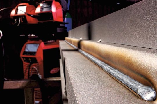 Konstante Qualität: Vor allem bei langen Schweissnähten an grossen Bauteilen trägt die Assitenzfunktion entscheidend dazu bei, um dünne und dicke Bleche mit hochwertigen Schweissnähten zu verbinden.(Bild:  Fronius)