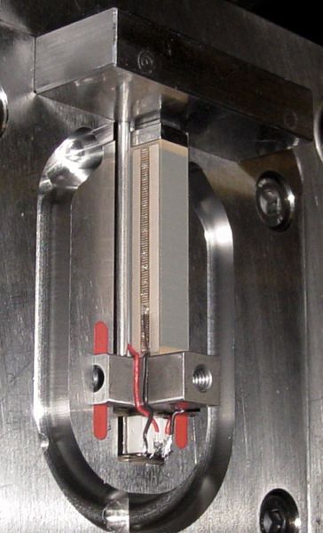 Bild 4a: Die Baugruppe dieses Prototyps wurde vor dem Einlegen in die Spritzgießform vormontiert. (Archiv: Vogel Business Media)