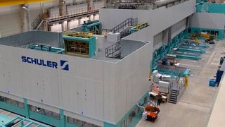 Im Presswerk Kuppenheim ist eine der weltweit modernsten Karosseriepressen in Betrieb gegangen. (Bild: Daimler)