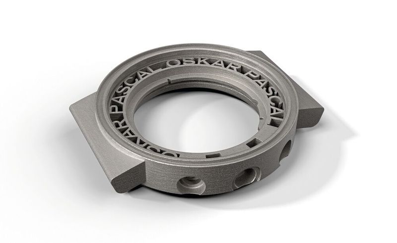 Die außergewöhnliche Verarbeitbarkeit und Formgenauigkeit erlauben amorphe Metalle im hauseigenen Spritzgussverfahren eine schnelle und präzise near-net-shape Fertigung mittels Spritzgießen, bei der selbst komplexe Geometrien direkt und detailgetreu abgebildet werden können. (Bild: Heraeus)