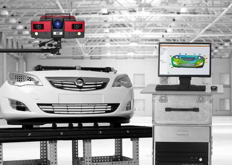 Ein Atos Tripelscan von GOM nach vollbrachter Arbeit an einem Kfz-Stoßfänger samt Scanergebnis auf dem Monitor. (GOM)