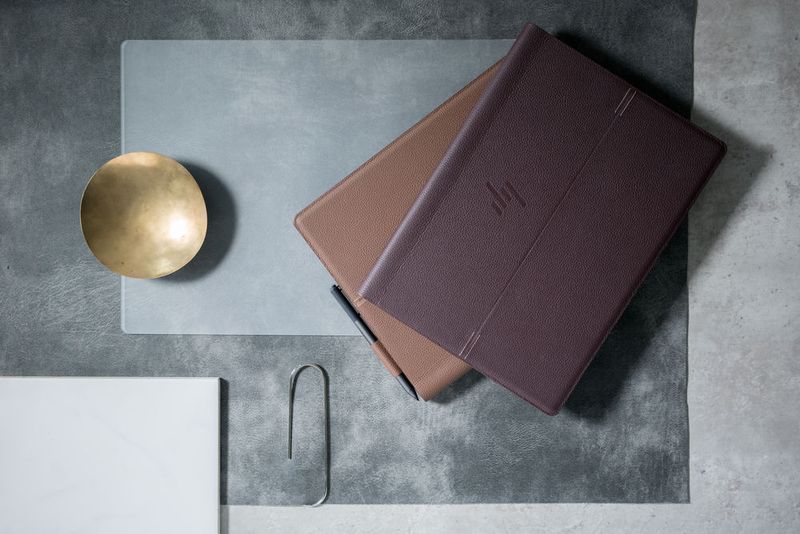 Das Spectre Folio ist in zwei Farben erhältlich: Cognac Brown und Bordeaux Burgundy. (HP)