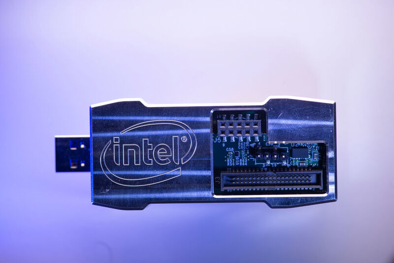 Kapoho Bay ist Intels Codename für einen USB-Formfaktor, der auf dem neuromorphen Forschungschip Loihi basiert. Kapoho Bay bietet eine USB-Schnittstelle zu Loihi, die den Zugriff mit Peripheriegeräten ermöglicht. Das System ist zur Evaluierung gedacht. (Intel Corporation)