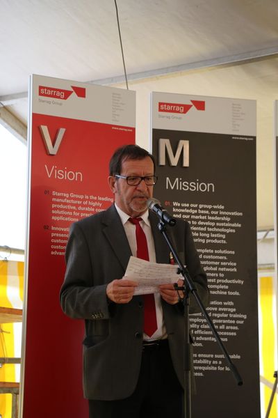 Souvenir de la pose de la première pierre pour le nouveau bâtiment Bumotec à Vuadens. Avec discours, apéro et folklore. (Image: MSM / JR Gonthier)