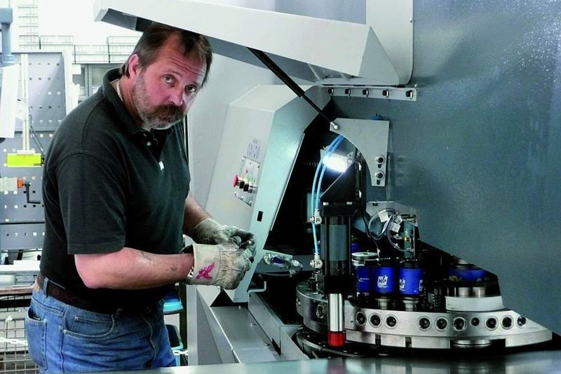An die Durma TP6, eine hydraulische Revolverstanzmaschine, legt Unternehmer Bernd Kampmann auch mal selbst Hand an; er kann sich seinen Betrieb ohne die TP6 heute nicht mehr vorstellen. (Archiv: Vogel Business Media)