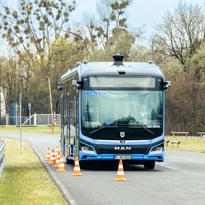MAN und Adastec haben einen Stadtbus mit der notwendigen Technik für Fahrten nach SAE-Level 4 ausgestattet.(Bild:  Bernhard Huber)
