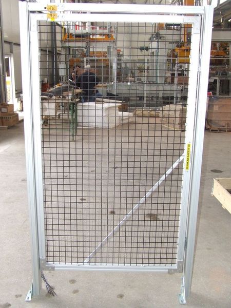 Die Schutzumhausung Quick-Guard mit patentierten Beschlägen und einbaufreundlichem Türüberwachungssensor Eden verkürzt die Montagezeiten.   Bild: Jokab Safety (Archiv: Vogel Business Media)