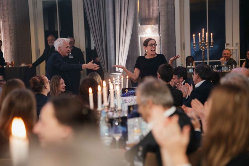 Aber auch seinen Fähigkeiten finden ihre Grenzen. Daniela Kalkühler (G Data) formuliert einen richtigen Zungenbrecher in Schweizerdeutsch – Chuchichäschtli. Das schafft selbst der Meister nicht rückwärts. (Bild: Manuel Emme Fotografie)