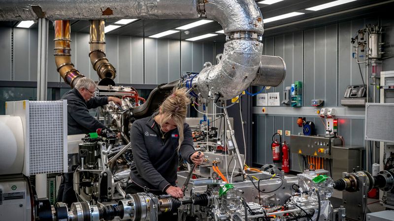 Der 1,6-Liter-V6-Turbomotor, die Hochvoltbatterie und die insgesamt vier Elektromaschinen werden vor der Montage auf den Prüfständen in Brixworth auf ihre Leistung getestet. Die Verfahren nutzt Mercedes-AMG auch für seine Formel-1-Aggregate.  (Bild: Mercedes-Benz)