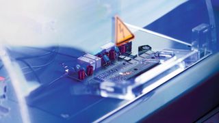 Mosfets aus SiC machen laut Branchenangaben bis zu zehnmal schnellere Schaltgeschwindigkeiten möglich als der Einsatz von Silizium – auch beim Motus C14 von Wöhner.  (Wöhner)