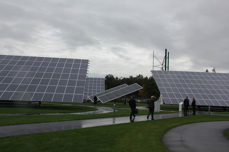 Große Solar-Nachführsysteme, kleine Solar-Nachführsysteme und Kleinwindkraftanlagen – Gildemeister hat sie auf seinem Werksgelände alle aufgebaut. (Bild: Itasse)