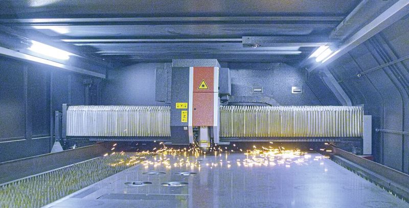 Der Amada-Laser in «action» während des Besuchs der SMM-Redaktion. (Bild: Matthias Böhm)