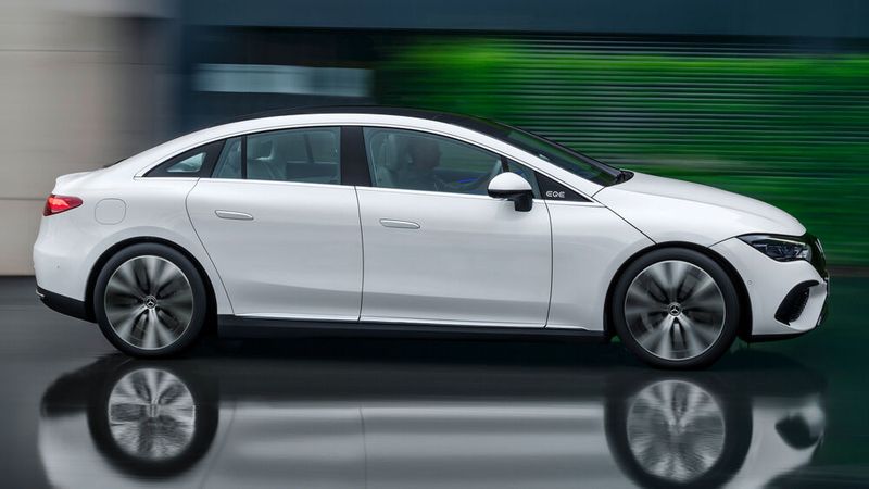 Der EQE wiegt rund 2,5 Tonnen und fährt bis zu 210 km/h schnell. (Bild: Mercedes-Benz)