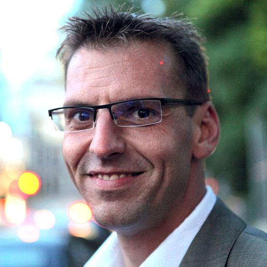 Markus Emmert ist Wissenschaftlicher Beirat des Bundesverbands E-Mobilität und untersucht als Leiter verschiedener Arbeitsgruppen unter anderem die Rolle des Automobilhandels zur Verbreitung des E-Autos. (Bild:  Bundesverband E-Mobilität)