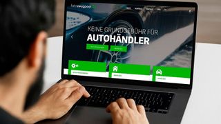 Die Feser-Graf-Gruppe erweitert ihr B2B-Portal Fahrzeugpool 24. Ab September ist der komplette Gebrauchtwagenbestand für Händler verfügbar. (Bild: GPT Image Editor/Fahrzeugpool24/freepik.com / KI-generiert)