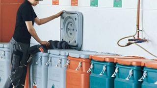 Der Rundum-Service von Mewa macht die Handhabung von Ölauffangmatten denkbar einfach. (Bild: Mewa)