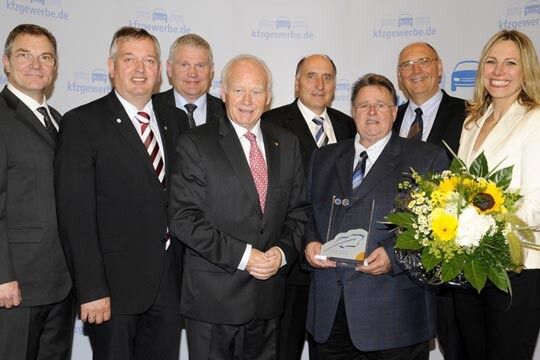 Für das Projekt „Azubi-Club El Mechanico“ verdiente sich PR-Sprecher Hans-Jürgen Schürmann (2.v.r.) den Blauen Kalligraphen in Bronze. Die Gratulantenschar (v.li.): Dietmar Neubauer,Karl-Heinz Bley,Ludwig Südbeck, Manfred Steinbrecher,Gehard Hösel Dieter Mertens und Andrea Grießmann. (Foto: ZDK)