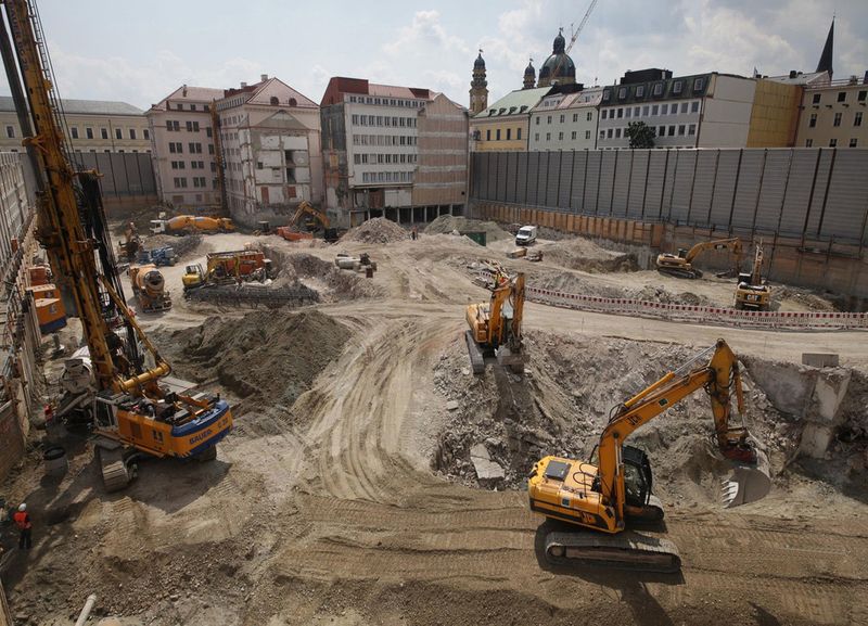100.000 Kubikmeter Aushub und eine Baugrube so groß wie ein Fussballplatz: Hinter der Fassade des Ludwig-Ferdinand-Palais ist eine Baustelle entstanden, die so groß ist wie ein Fußballplatz. 100.000 Kubikmeter Aushub waren nötig, bis die Baugrube eine Tiefe von 14 Metern erreicht hat, um die Fundamente des Neubaus zu errichten. (Siemens AG)