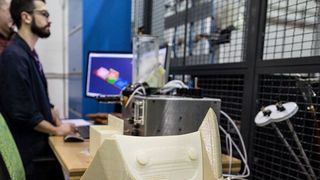 Die Ford Motor Company testet in ihrem Forschungs- und Innovationszentrum in Dearborn ab sofort 3D-Druck-Technologie im großen Maßstab. Zum Einsatz kommen "Infinite Build 3D-Drucker" von Stratasys. (Bild: obs/Ford-Werke GmbH)