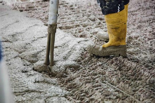 (Statt das Material auf den Knien einzubringen, wird der weber.floor 4640 Outdoor RepFlow auf die Baustelle gepumpt und im Stehen vergossen.&nbsp;Foto: Saint-Gobain Weber)
