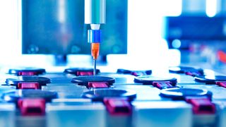 Atlas Copco will sich mit Scheugenpflug neue Lösungen ins Haus holen – wie das Vergießen von Elektronikbauteilen.  (Scheugenpflug)