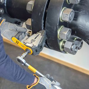 Ein von Hand problemlos aufzubringendes Drehmoment von nur 180 Nm setzt der Flanschspreizer ACMS 08T in eine Spaltkraft von umgerechnet 8 t um. Das hydraulisch angetriebene Schwestermodell ACHS 14T schafft sogar 14 t. Die neuen Spreizer vereinfachen Wartungs- und Reparaturarbeiten an Rohrleitungen mit Festflanschverbindung und machen sie sicherer.